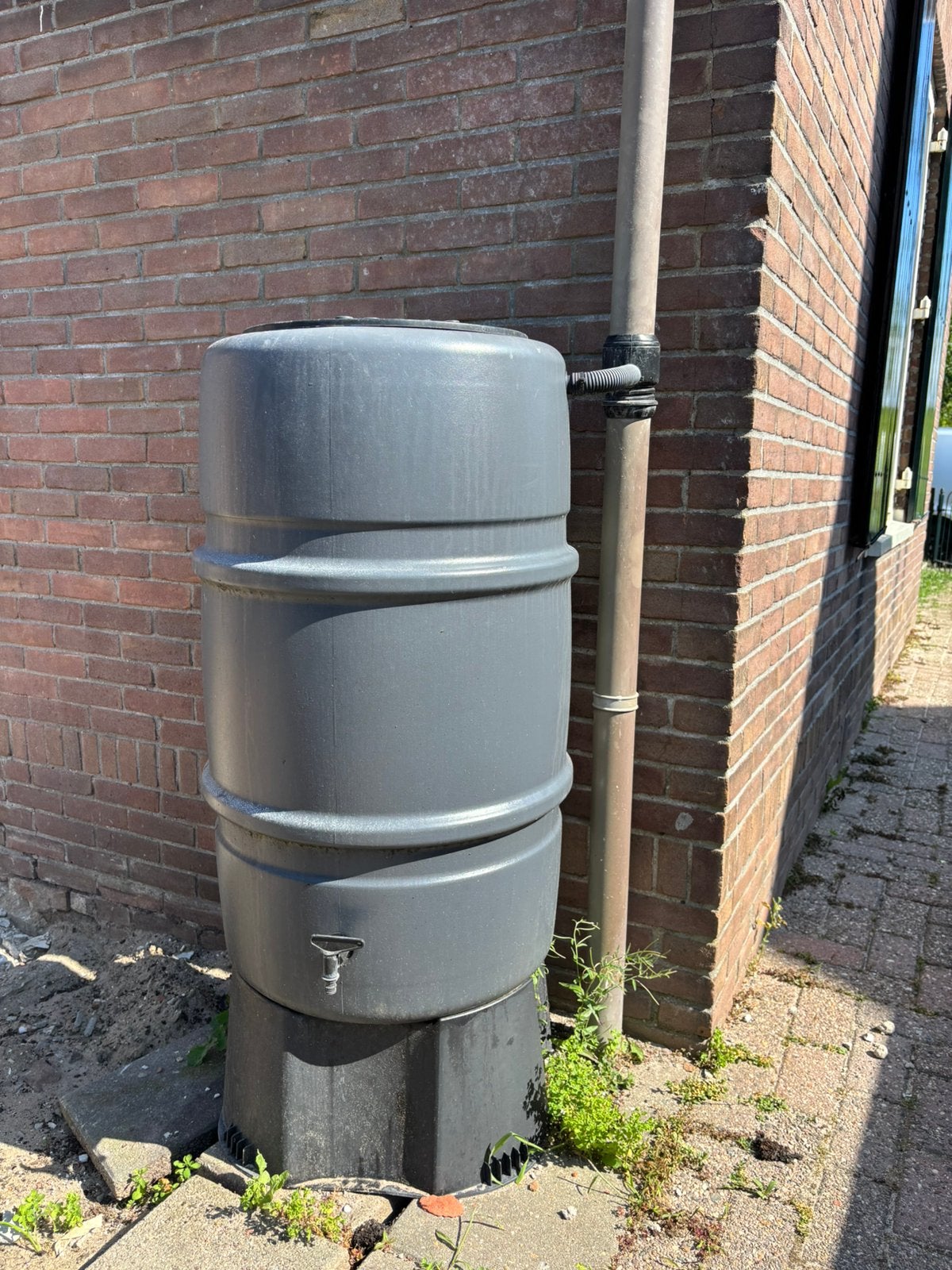 Donkergrijze regenton 2x, Tuin en Terras, Regentonnen, Ophalen, Kunststof, Gebruikt, Met kraantje