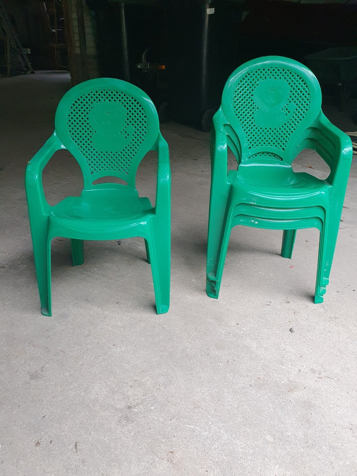Plastic kinder tuinstoelen (stapelbaar), Ophalen, Zo goed als nieuw