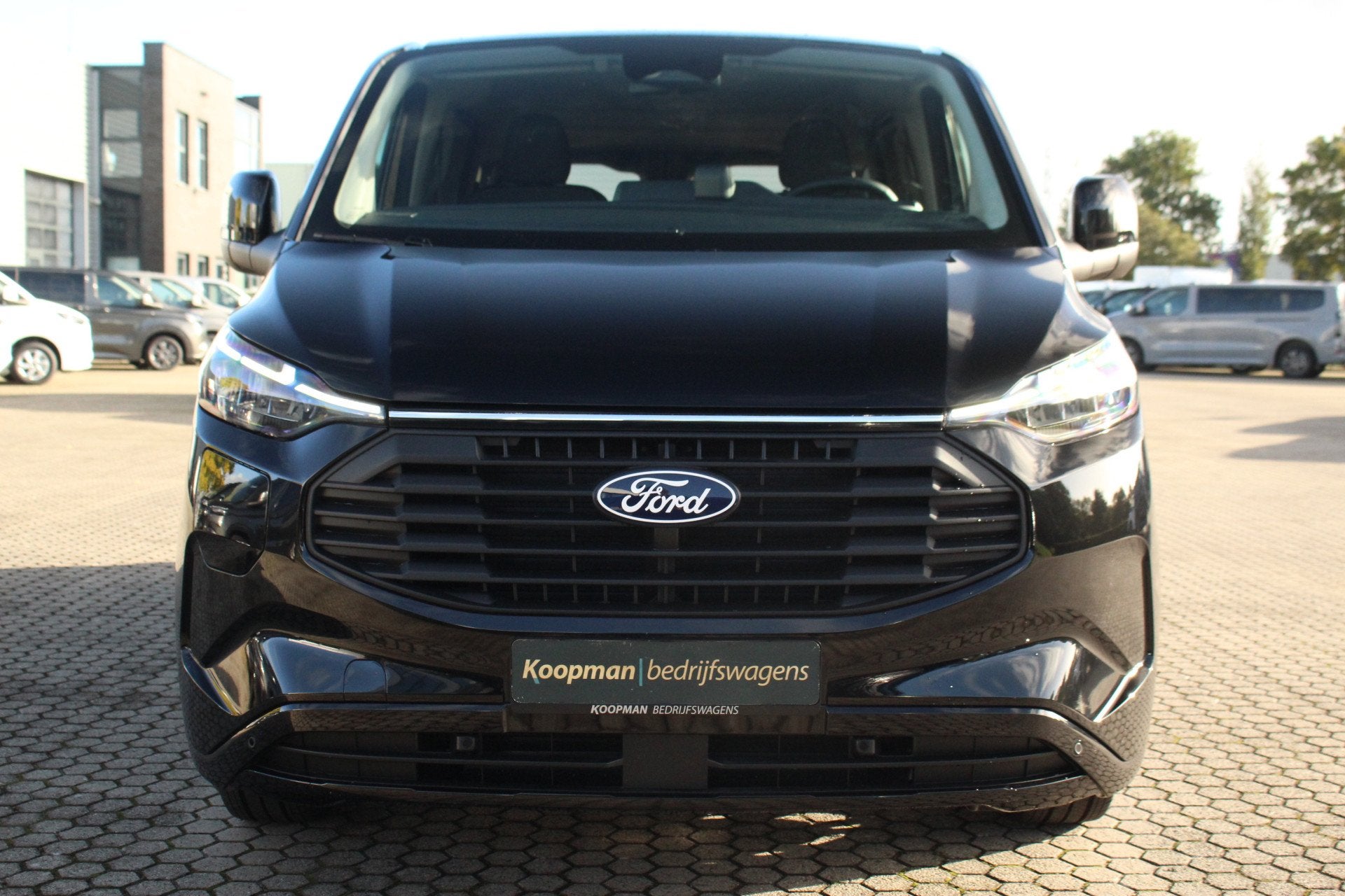 Ford Transit Custom 2.5 PHEV 233pk L1H1 Kombi Limited | 8-Pe, 232 pk, 1850 kg, Overige brandstoffen, Zwart