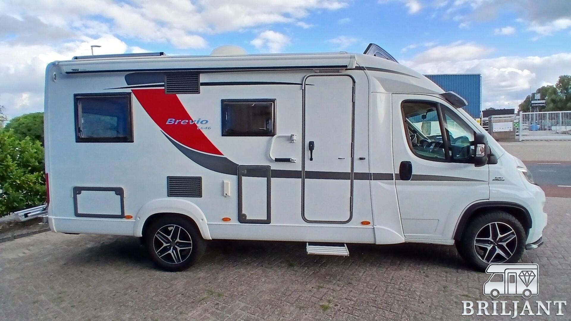 Foto 4 van Bürstner Brevio T-646.. unieke off-grid camper