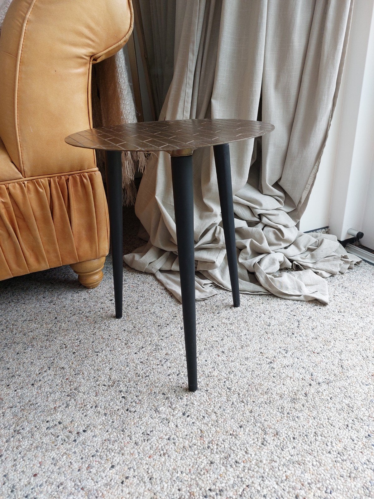 Stijlvol bronzen bijzettafeltje met slanke zwarte poten, Minder dan 55 cm, Gebruikt, Metaal of Aluminium, Rond