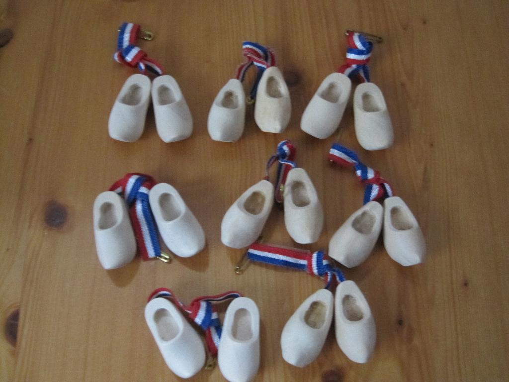 8 paar houten klompjes met rood, wit, blauw lint, nieuw., Antiek en Kunst, Curiosa en Brocante, Ophalen of Verzenden