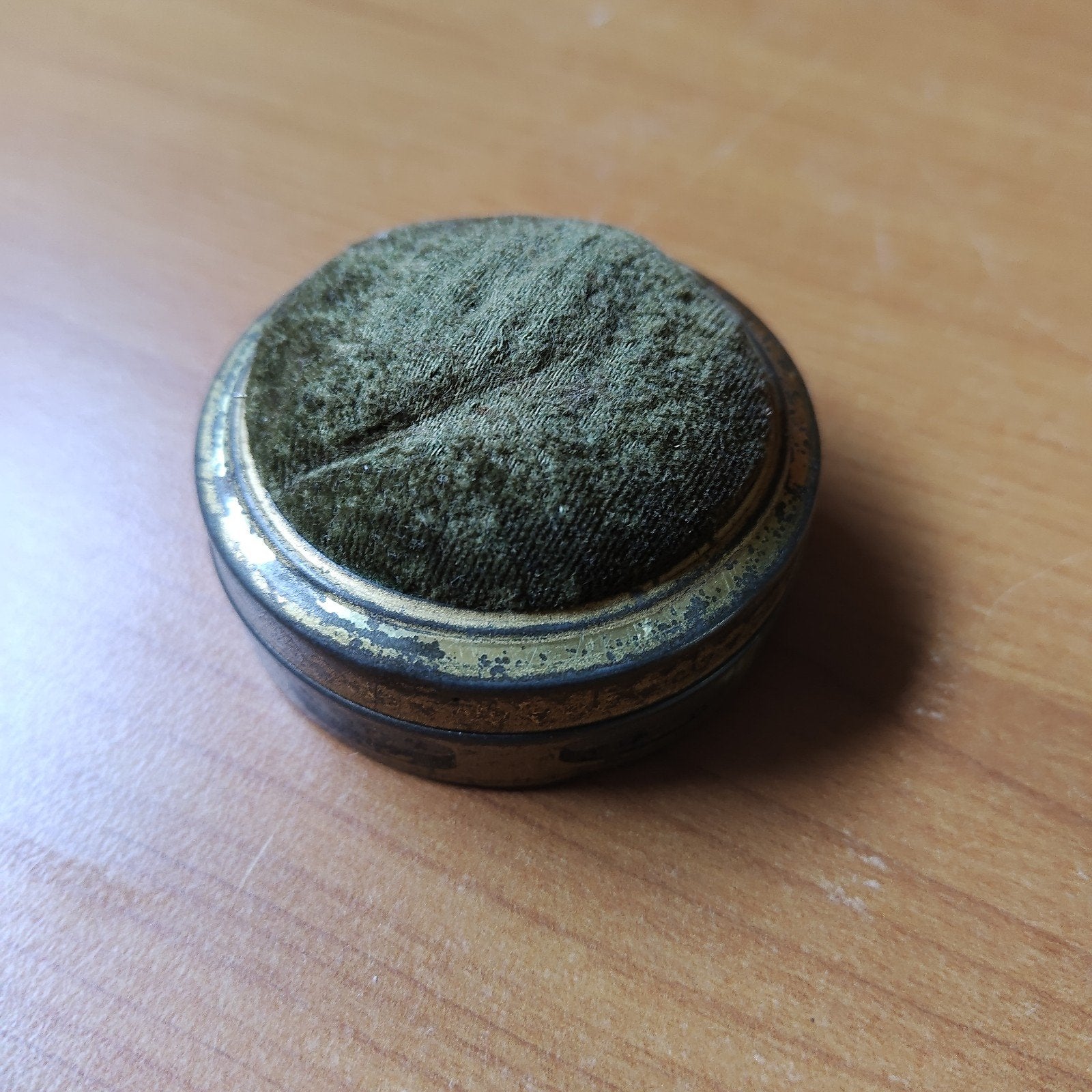 Antiek speldenkussen in bruinkoolbriketten blikje, Ophalen of Verzenden