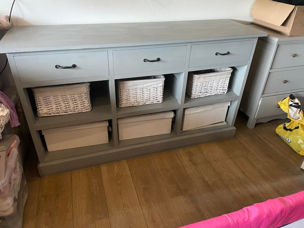 Leuk tv kastje/dressoir in stone grey met lades en mandjes, Gebruikt, 100 tot 150 cm, Ophalen of Verzenden, Minder dan 100 cm