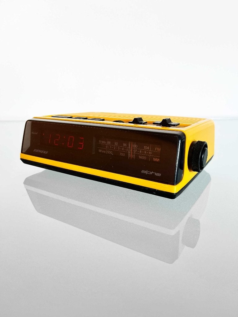 Vintage 70s gele Siemens RG 220 Alpha wekkerradio, Ophalen of Verzenden, Gebruikt, Tafelklok