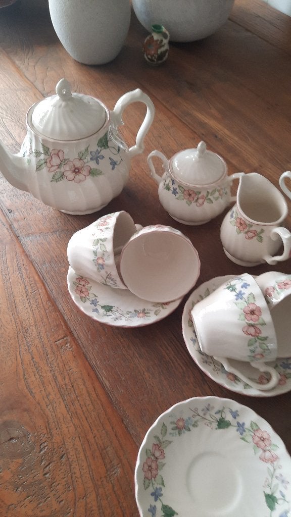 Servies theepot kop en schotels enz spring fields, Antiek en Kunst, Ophalen