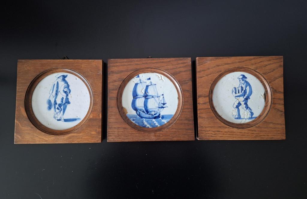 Set van 3 Delfts blauwe wandtegels in houten lijst, Antiek en Kunst, Ophalen of Verzenden