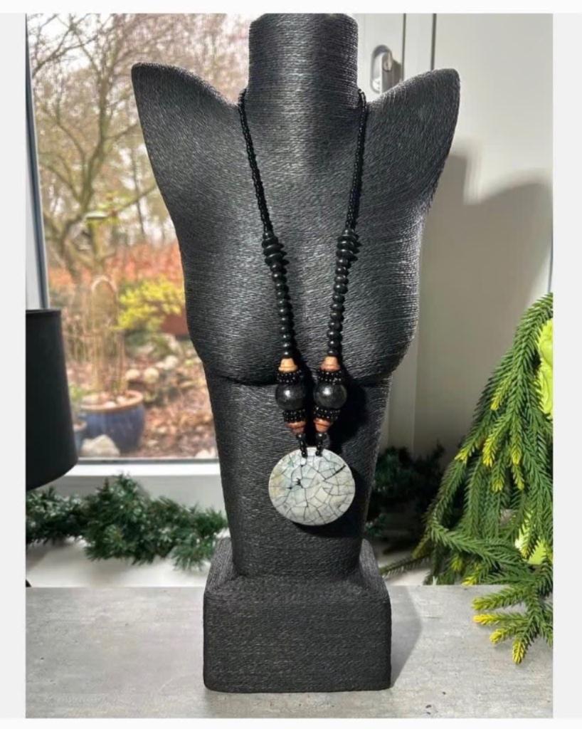 Mooie Zwarte Hoge Buste voor Sieraden Gratis ketting erbij, Ophalen of Verzenden