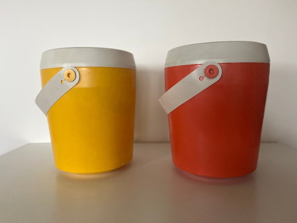 2 naaimandjes origineel stevig kunststof retro / vintage, Verzamelen, Retro, Ophalen of Verzenden, Huis en Inrichting