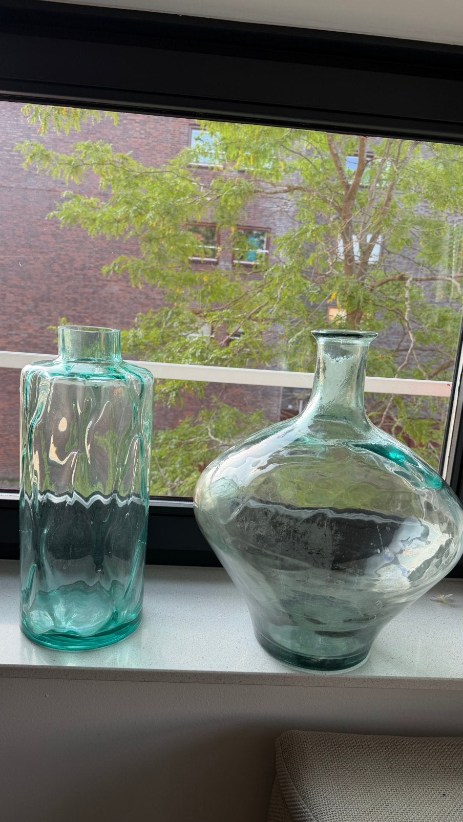 Twee stoere glazen vazen. 46 cm (Mica) en 44 cm., Ophalen, Gebruikt, Glas, Groen