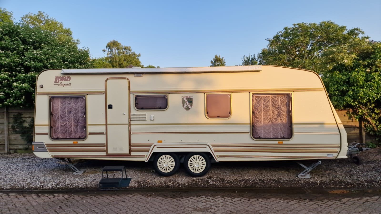 LMC Lord 660P Münsterland Caravan - IN NIEUWSTAAT!, Caravans en Kamperen, Frans bed, 7 tot 8 meter, Particulier, 1500 - 2000 kg