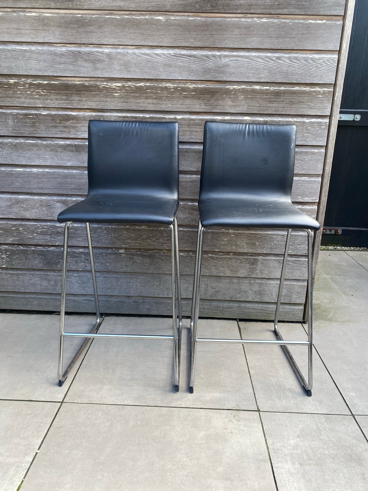 Set van 2 zwarte barkrukken met chromen onderstel, Gebruikt, Met voetsteun, Ophalen of Verzenden, 90 cm of meer