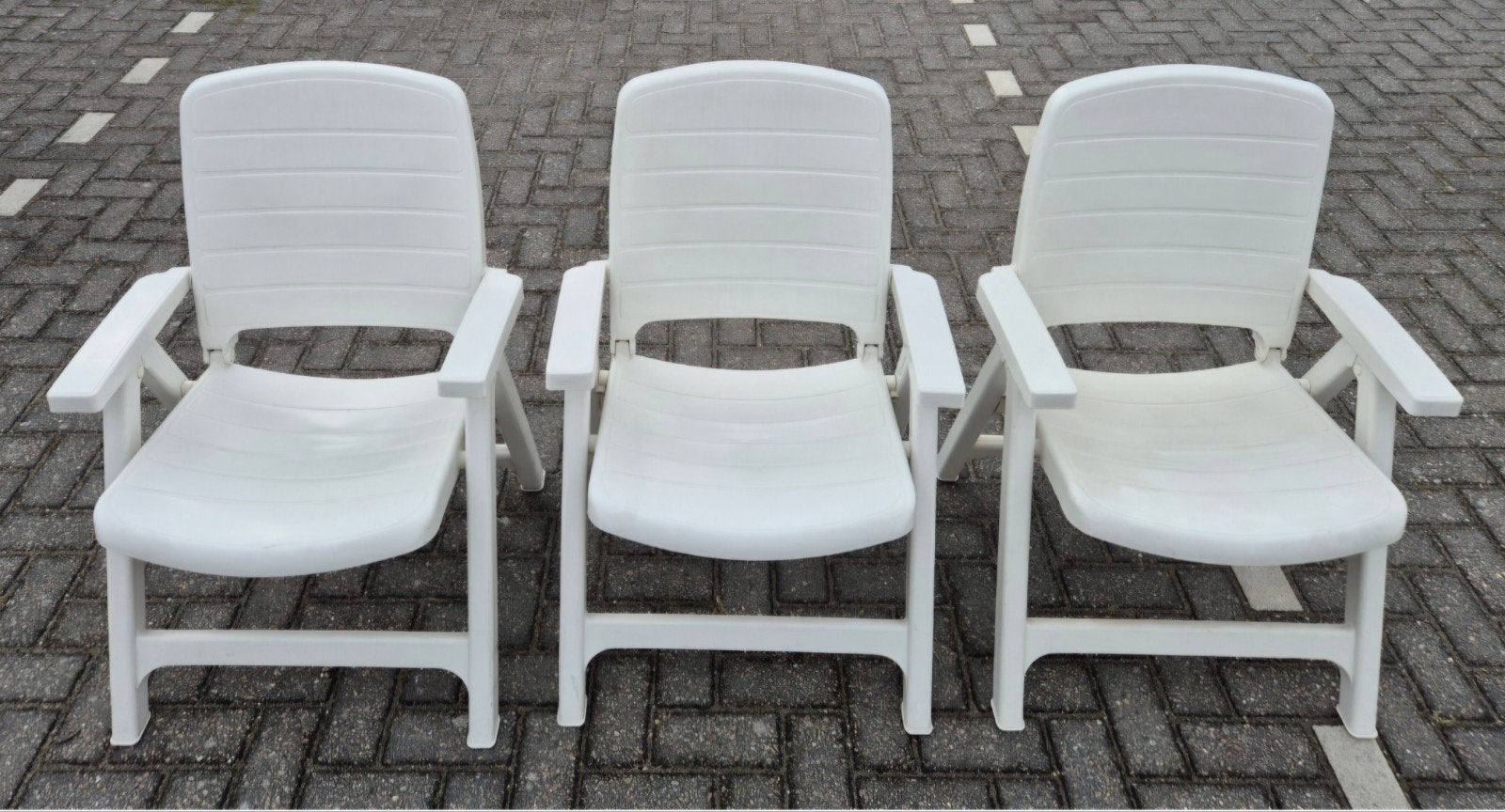 4 witte klapstoelen, Ophalen, Gebruikt, Kunststof