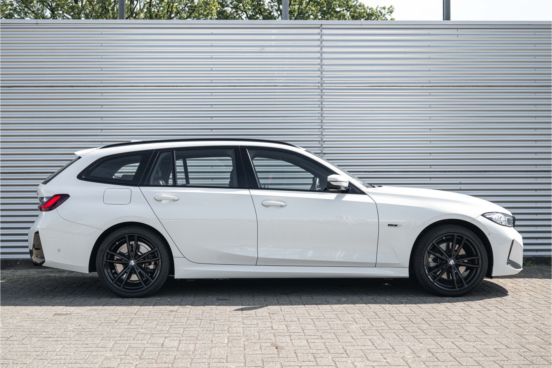 BMW 3 Serie Touring 330e M Sport Automaat / Achteruitrijcame, Auto's, Gebruikt, 4 cilinders, Met garantie (alle), Wit
