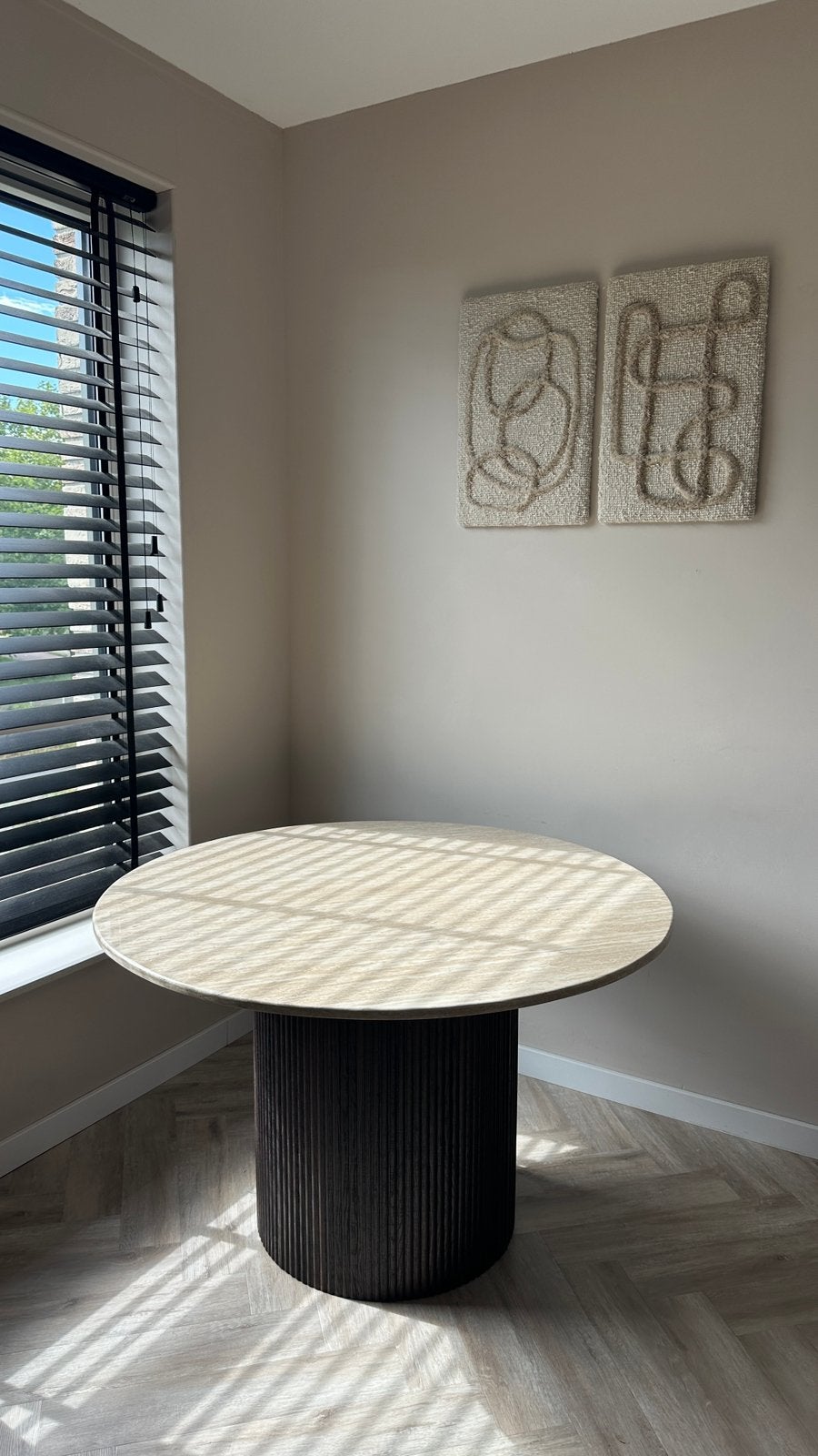 Japandi eettafel Travetine look, Huis en Inrichting, Ophalen of Verzenden, Zo goed als nieuw, Rond, 100 tot 150 cm