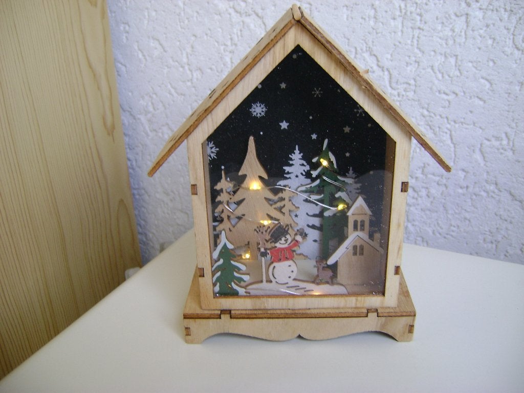 kersthuisje met sneeuwpop bomen en licht 16hx12lx5br, Diversen, Ophalen of Verzenden, Zo goed als nieuw