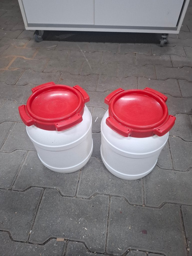 2 waterdichte kunststof opslagbakken met deksel, Doe-het-zelf en Verbouw, Gebruikt, Overige typen, Minder dan 50 cm, Ophalen of Verzenden