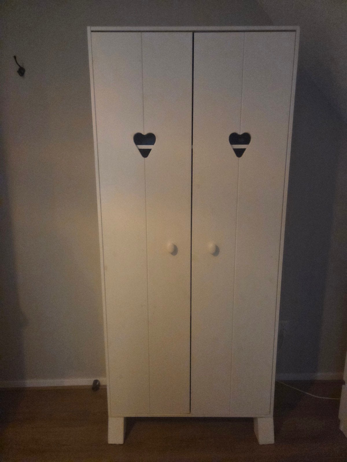 Witte kinderkast met hartjes en vrolijke binnenkant, Ophalen, Gebruikt, Minder dan 75 cm, 105 cm of meer