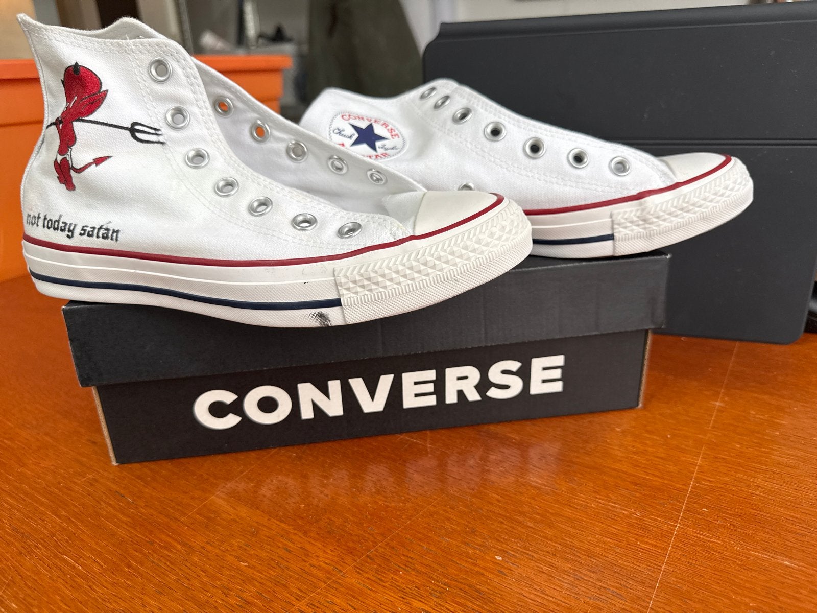Nieuwe Converse All Star Hi met unieke 'not today satan' art, Ophalen of Verzenden, Nieuw, Wit, Sneakers of Gympen