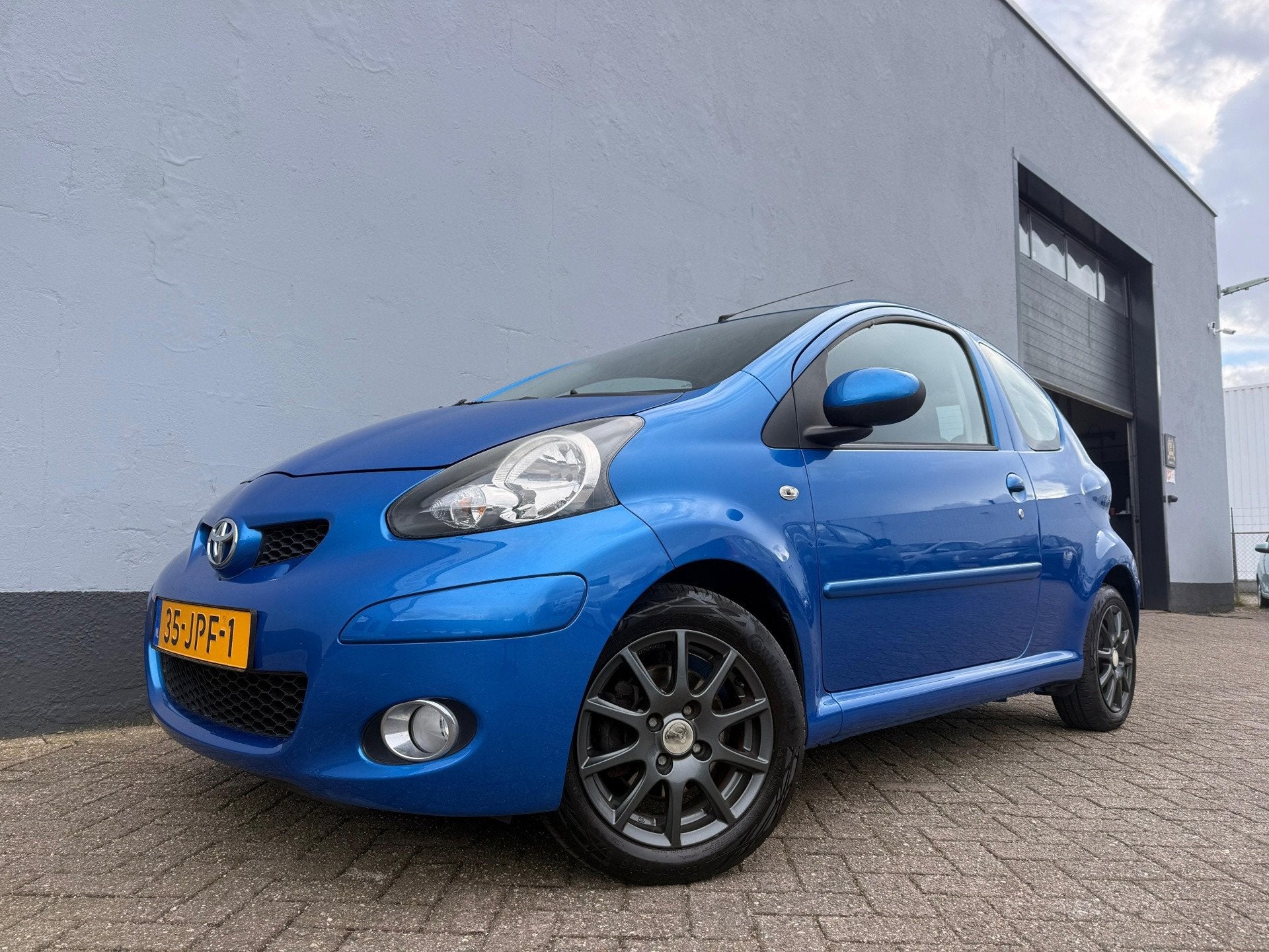 Toyota Aygo 1.0-12V Dynamic Blue - Airco - LMV, Voorwielaandrijving, Gebruikt, 68 pk, Origineel Nederlands
