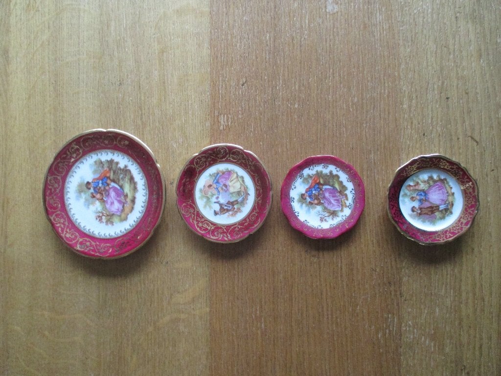 4 Limouge bordjes, Ophalen of Verzenden, Zo goed als nieuw, Porselein, Bord of Schaal