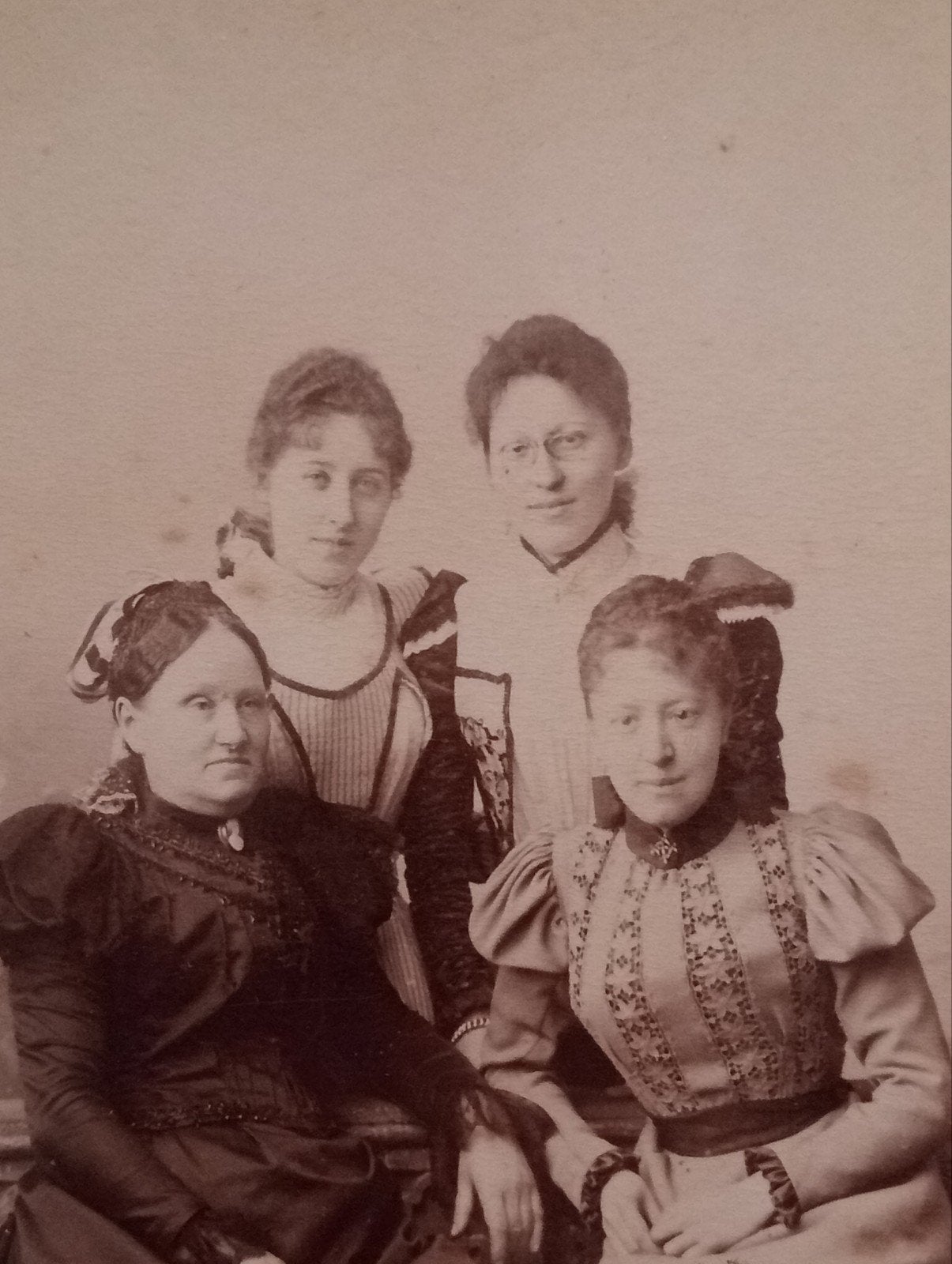 Antieke Foto: Vier Dames uit Magdeburg (ca. 1900), Ophalen of Verzenden, Voor 1940, Gebruikt, Overige onderwerpen