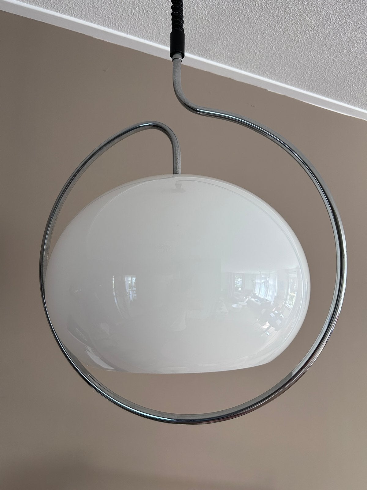 Vintage dijkstra hanglamp met opaline kap en chromen ring, Ophalen of Verzenden, Gebruikt, Glas, E27 (groot)