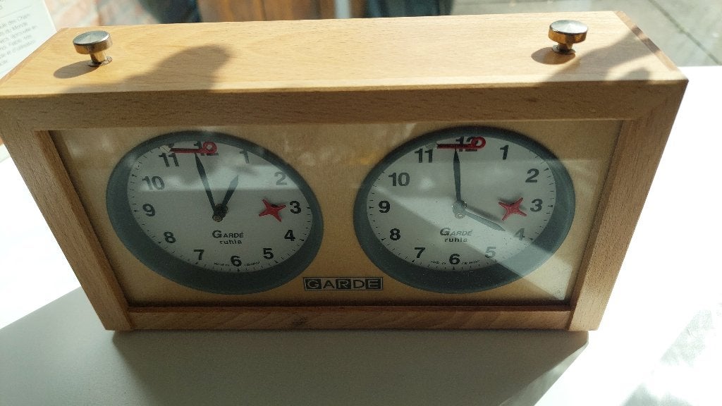 Vintage Schaakklok Garde Hout Loopt nog mooi, Een of twee spelers, Ophalen, Zo goed als nieuw, Garde