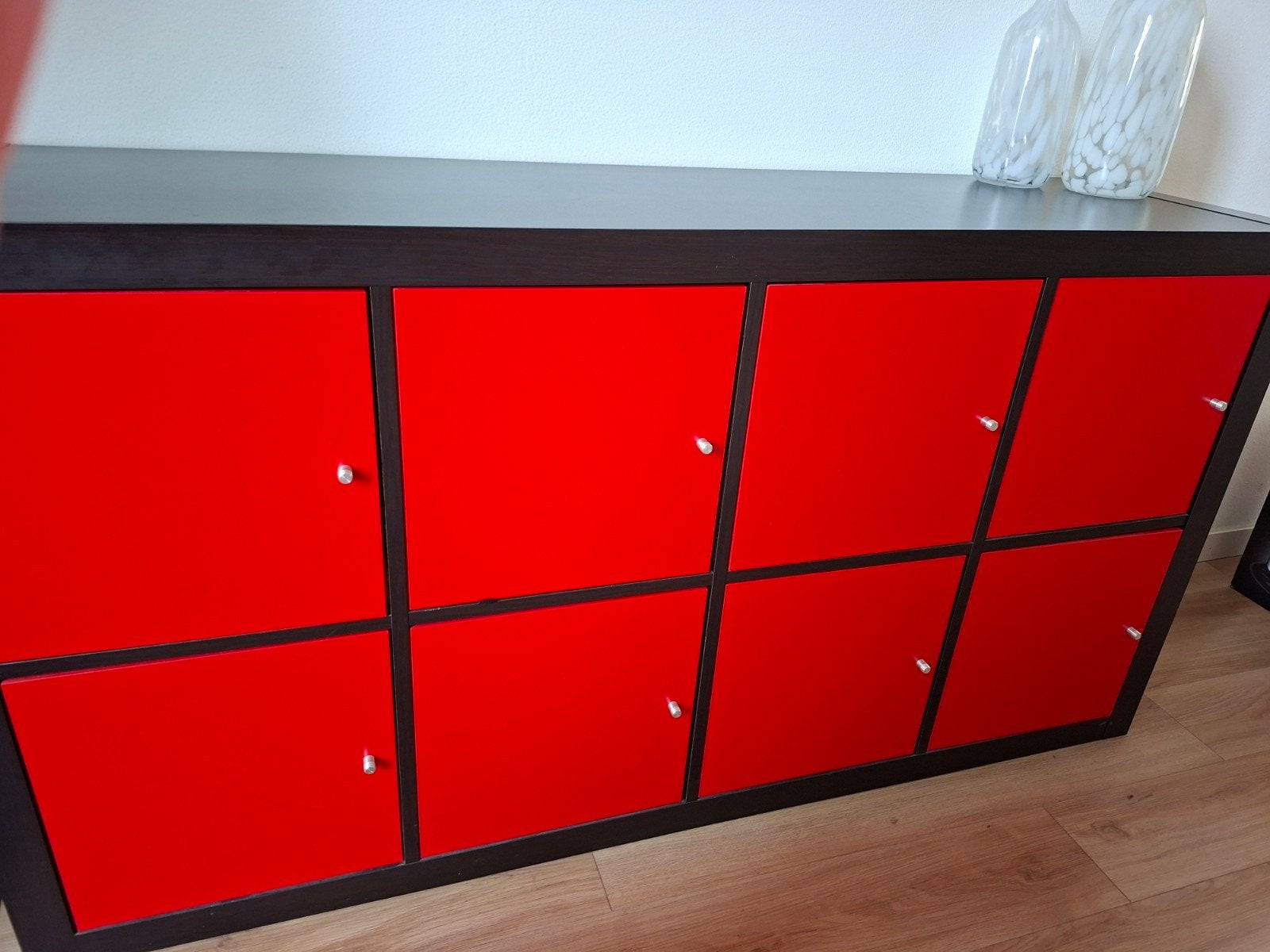 Ikea Kallax Kast Zwartbruin met 8 Rode Deurtjes, Ophalen, Gebruikt
