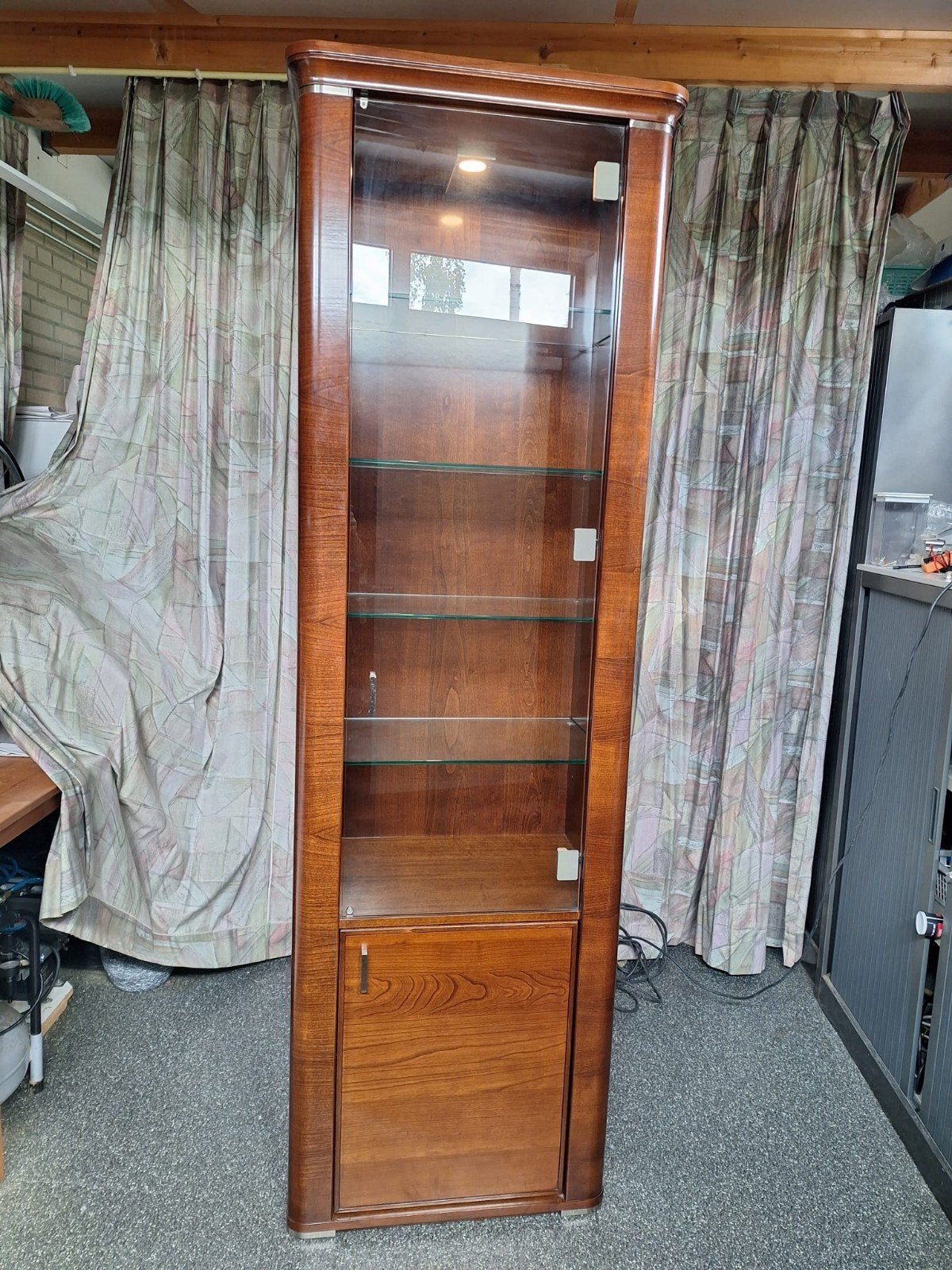 klassieke vitrinekast, notenhout met verlichting, Huis en Inrichting, Ophalen, Minder dan 50 cm, Gebruikt, 200 cm of meer
