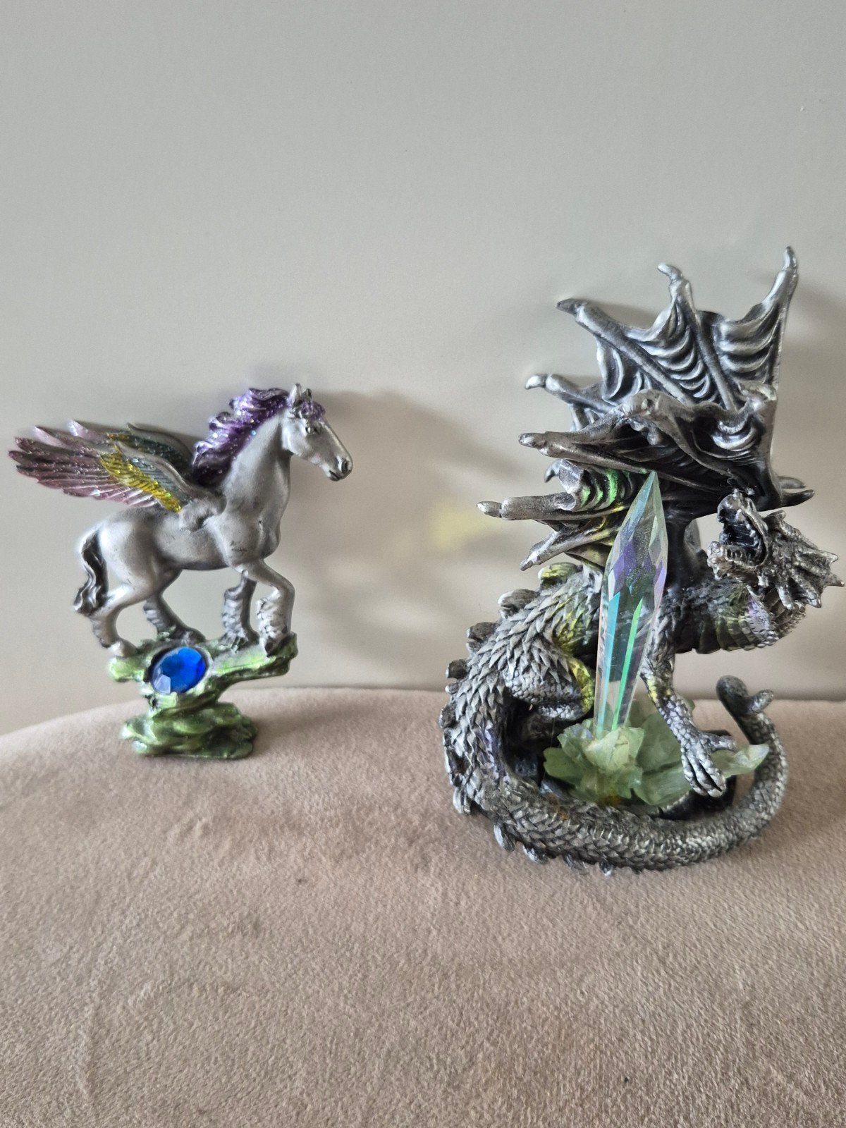 Fantasy Beelden: Draak met Kristal & Pegasus, Verzamelen, Beelden en Beeldjes, Ophalen of Verzenden, Zo goed als nieuw, Fantasy