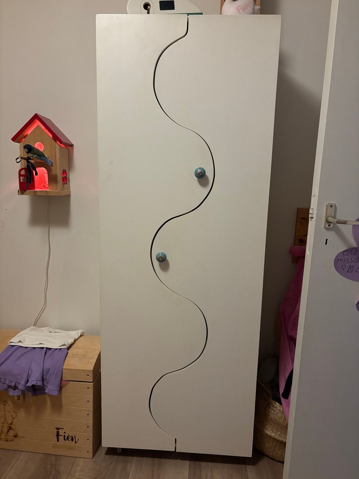 Witte kledingkast met speelse golvende deuren op wieltjes, Ophalen, 50 tot 100 cm, Zo goed als nieuw, 150 tot 200 cm