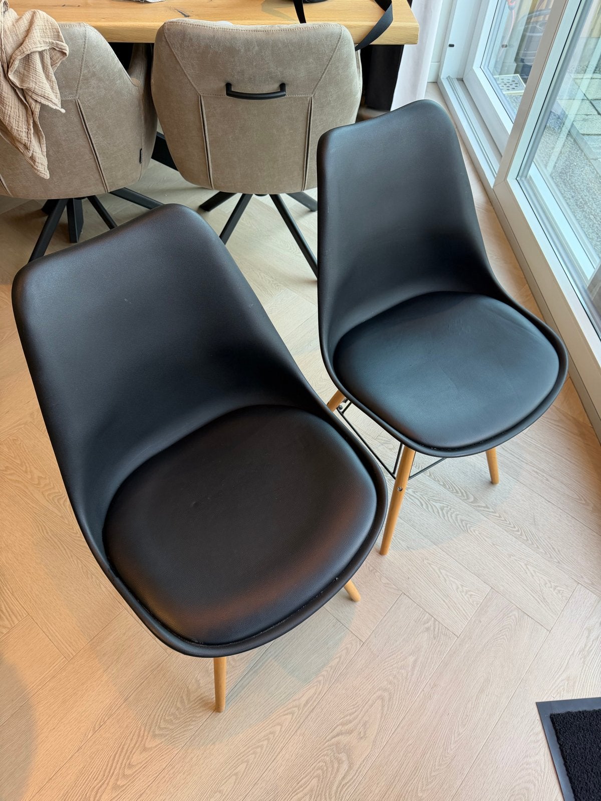 Set van 2 zwarte eetkamerstoelen met houten poten, Ophalen, Twee, Zwart, Zo goed als nieuw