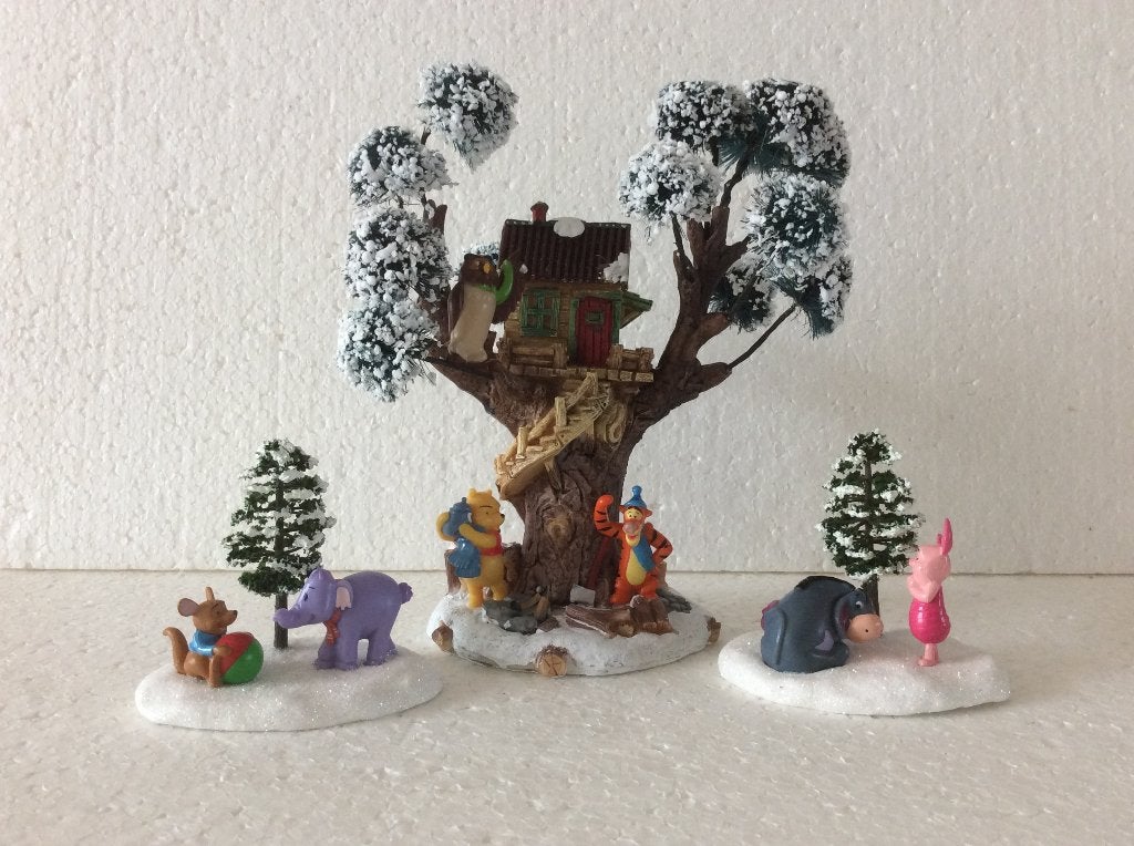 Disney Winnie de poeh - kerstdorp - boomhut nr 2, Ophalen of Verzenden, Winnie de Poeh of vrienden, Zo goed als nieuw, Beeldje of Figuurtje