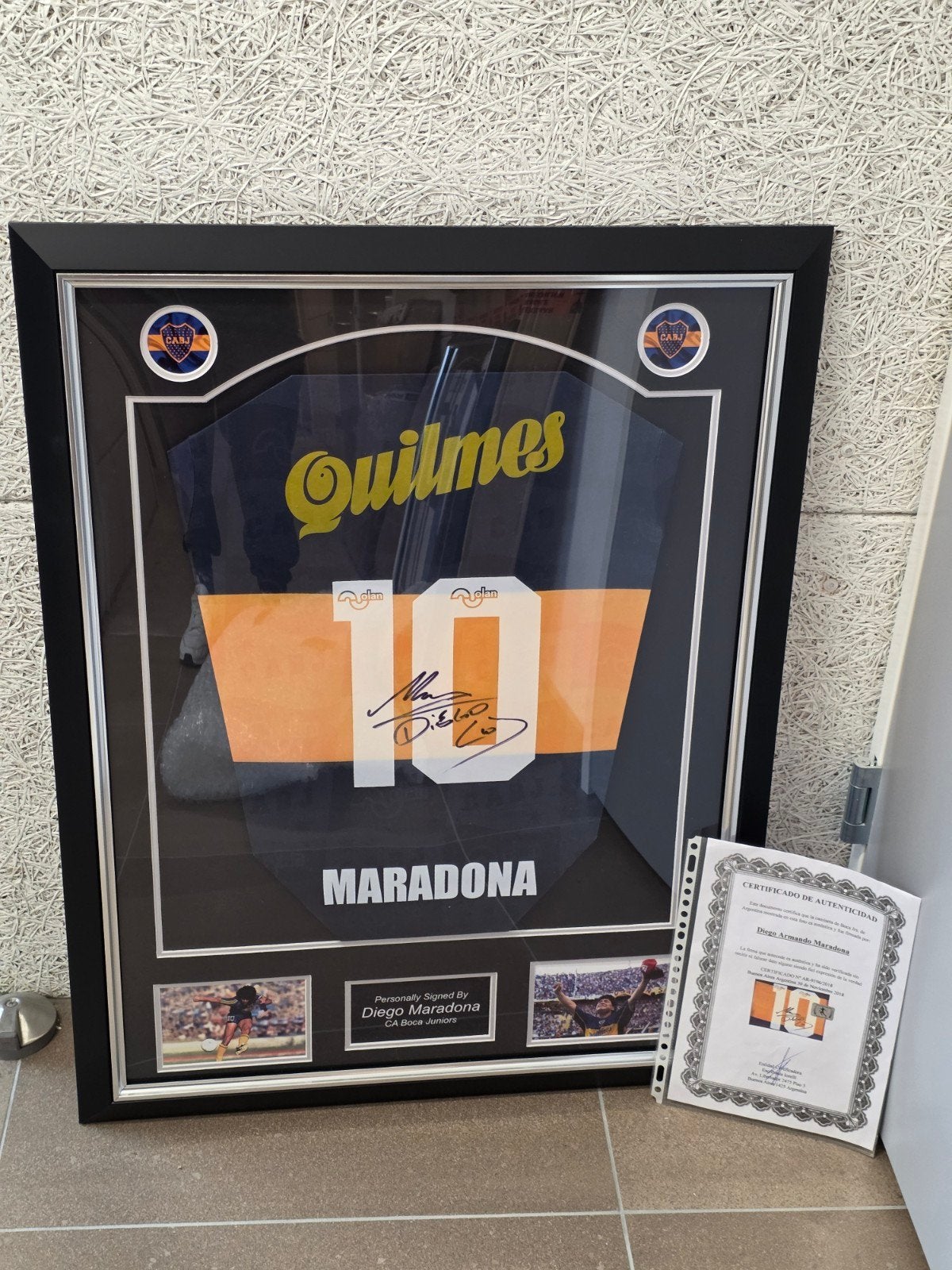 Ingelijst gesigneerd Maradona shirt - Boca Juniors, Verzamelen, Sportartikelen en Voetbal, Ophalen