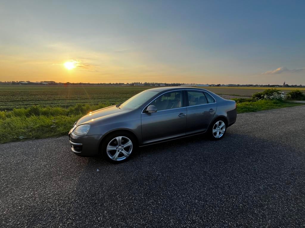Volkswagen Jetta 2.0 FSI 110KW 2009 Grijs, Auto's, Volkswagen, Beige, 4 cilinders, 1984 cc, Alcantara
