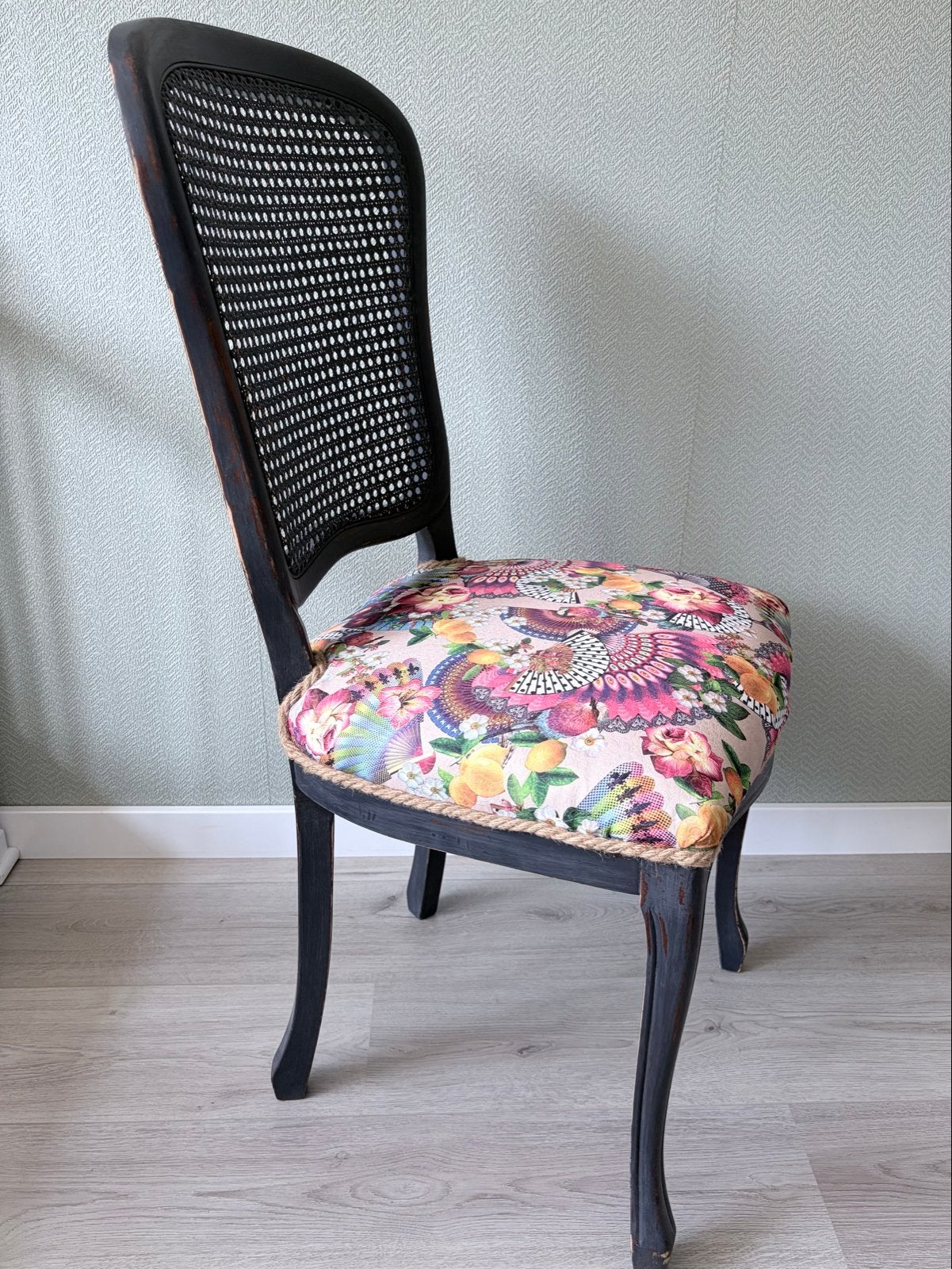 Unieke stoel met rotan rugleuning en bloemen/vogelprint, Ophalen, Hout, Uniek want er is er maar 1 van, Overige kleuren