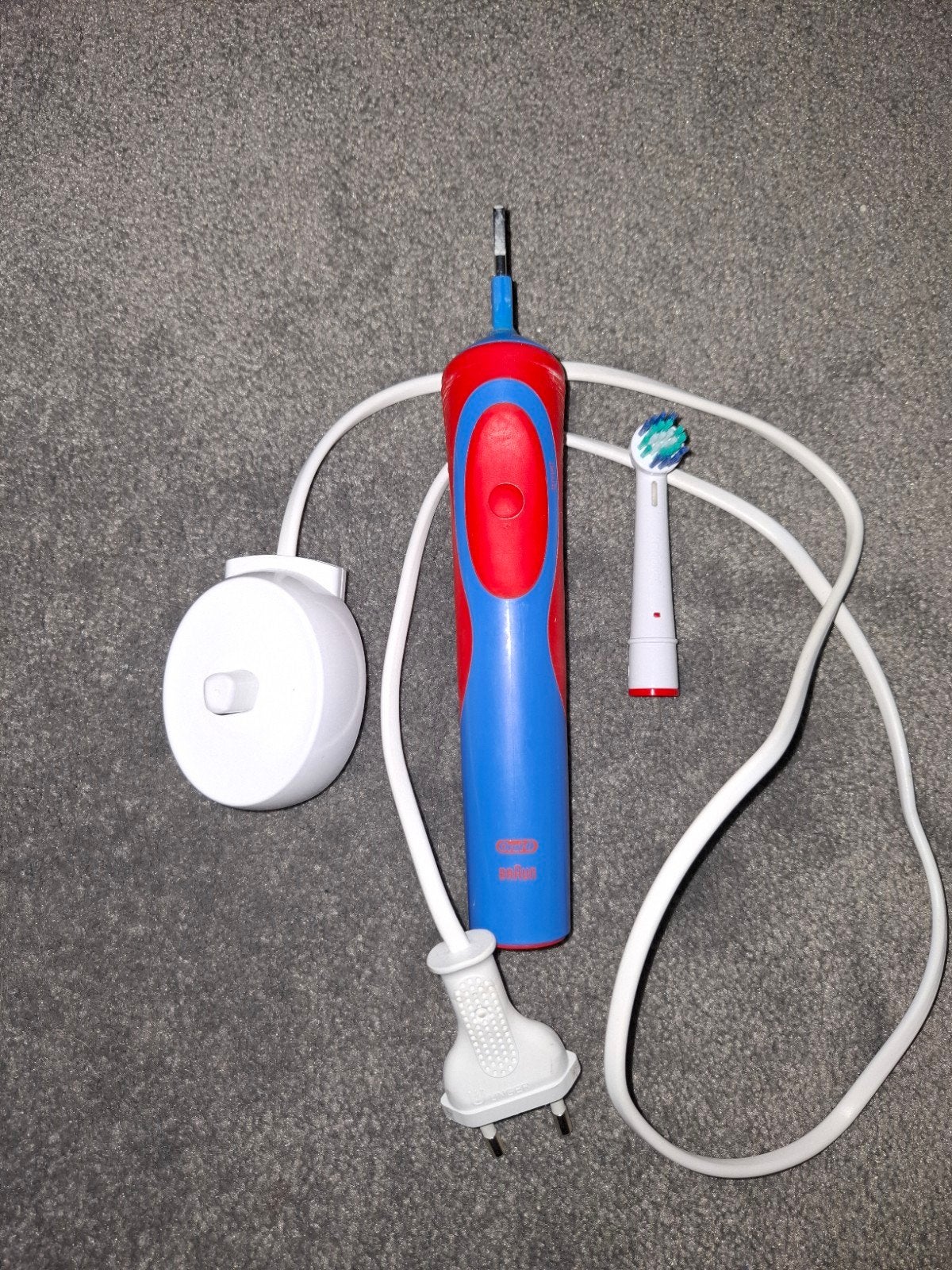 Oral-B elektrische tandenborstel met nieuw opzetborsteltje, Ophalen of Verzenden, Gebruikt, Mondverzorging