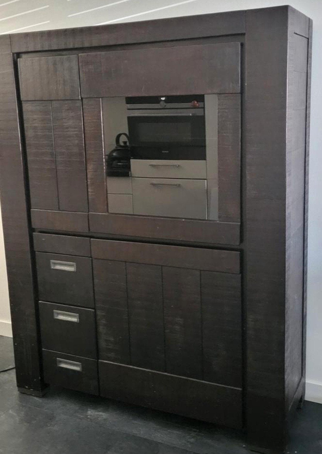 Donker eiken vitrinekast buffetkast Goossens, Ophalen, Gebruikt, 100 tot 150 cm, 150 tot 200 cm