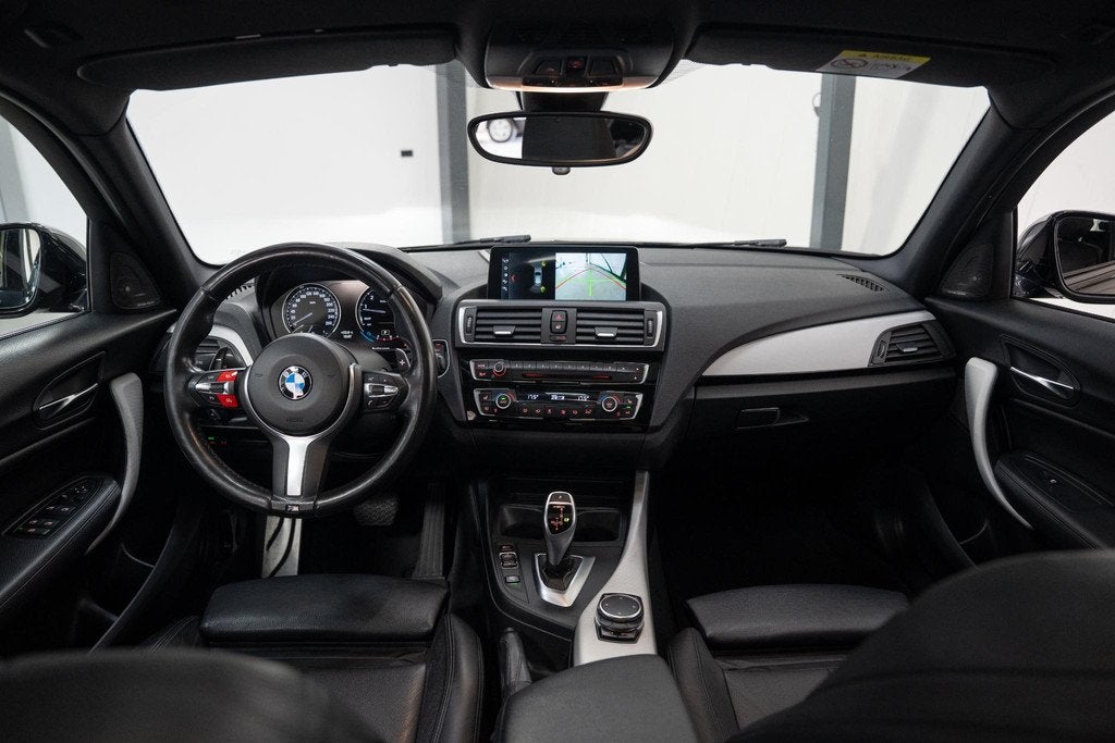 BMW 1-serie M140I XDrive High Exe.*AKRA*KW*MAXTON*440PK*PANO, Gebruikt, Zwart, Bedrijf, Vierwielaandrijving