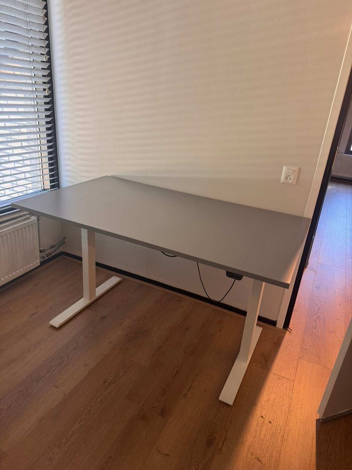 IKEA RODULF elektrisch verstelbaar zit-sta bureau, Ophalen, In hoogte verstelbaar, Zo goed als nieuw