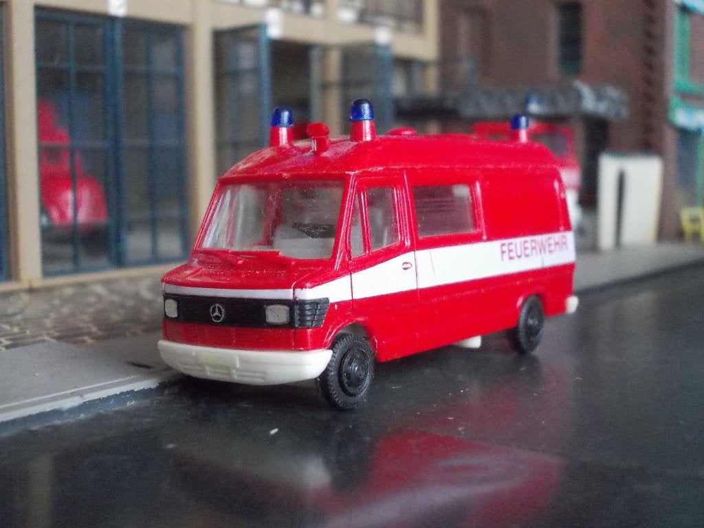 Mercedes Benz 207D Dubbele cabine Hochdach - Herpa brandweer, Ophalen of Verzenden, Gebruikt, Bus of Vrachtwagen, Herpa
