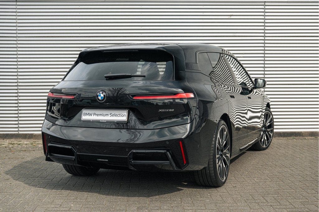 BMW iX xDrive60 M Sport / Panoramadak Sky Lounge / Trekhaak, Auto's, BMW, Automaat, Gebruikt, Zwart, Met garantie (alle)