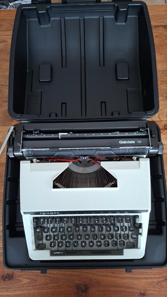 Triumph Gabriele 12 schrijfmachine , NIEUW EN ONGEBRUIKT., Diversen, Typemachines, Ophalen, Nieuw