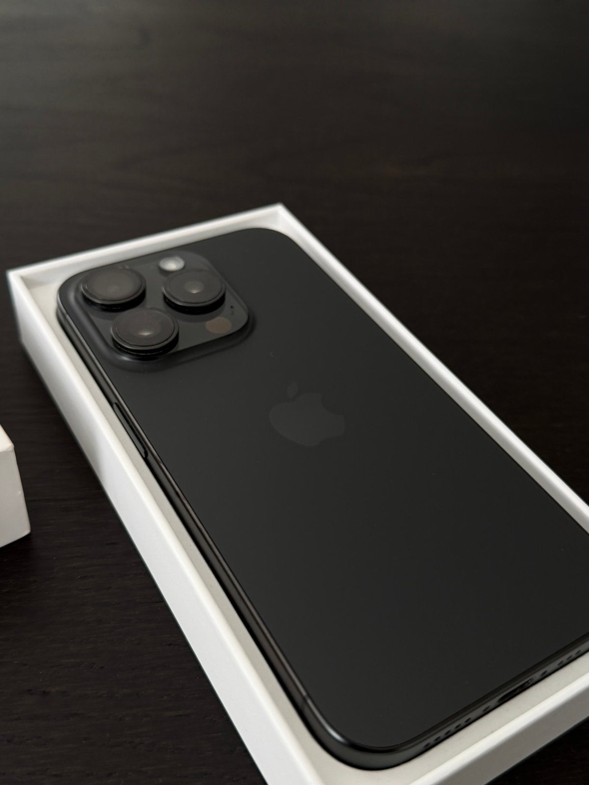 Foto 13 van Apple iPhone 15 Pro Black Titanium, 128GB +oplader en doosje