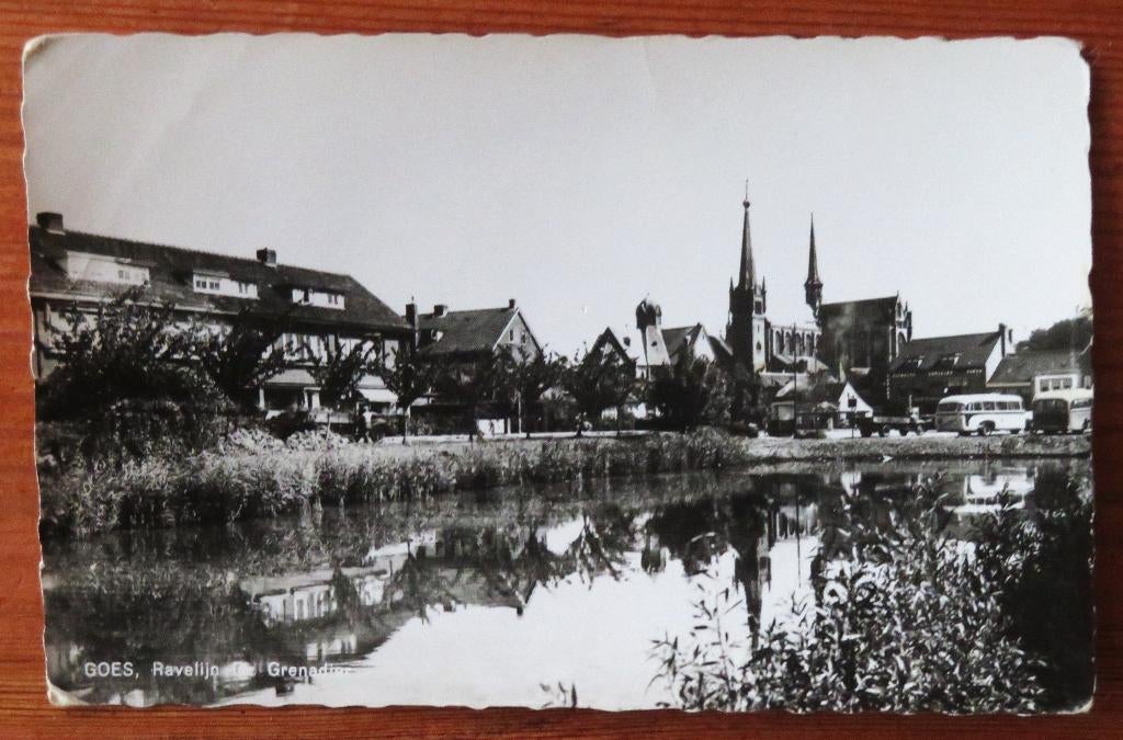 Goes Ravelijn De Grenadier met oude autobussen en Kerk, Ophalen of Verzenden, Voor 1920, Noord-Brabant