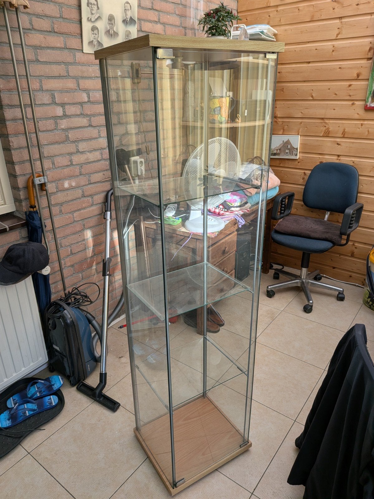 Glazen vitrinekast met houten accenten, Huis en Inrichting, Ophalen, Minder dan 50 cm, Overige houtsoorten, 150 tot 200 cm