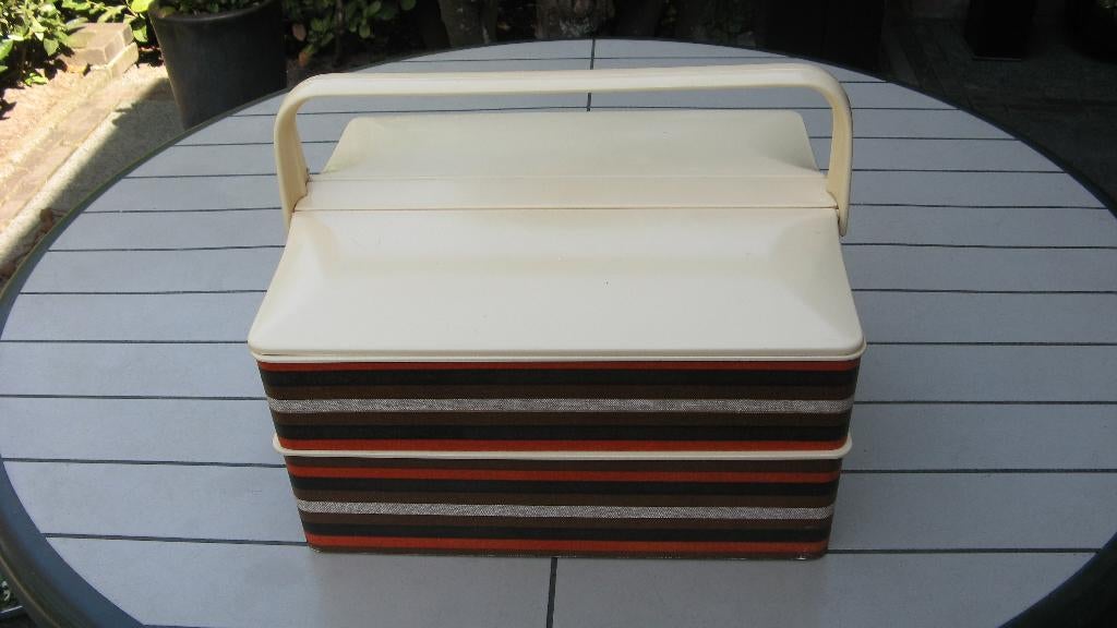 vintage naaidoos/naaikoffer, Ophalen of Verzenden, Zo goed als nieuw, Overige typen