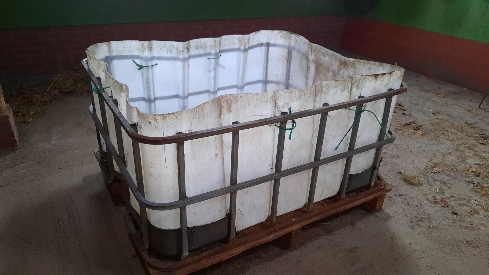 Hooifeeder met waterafvoer hooiruif paard pony weiland vee, Ophalen, Gebruikt