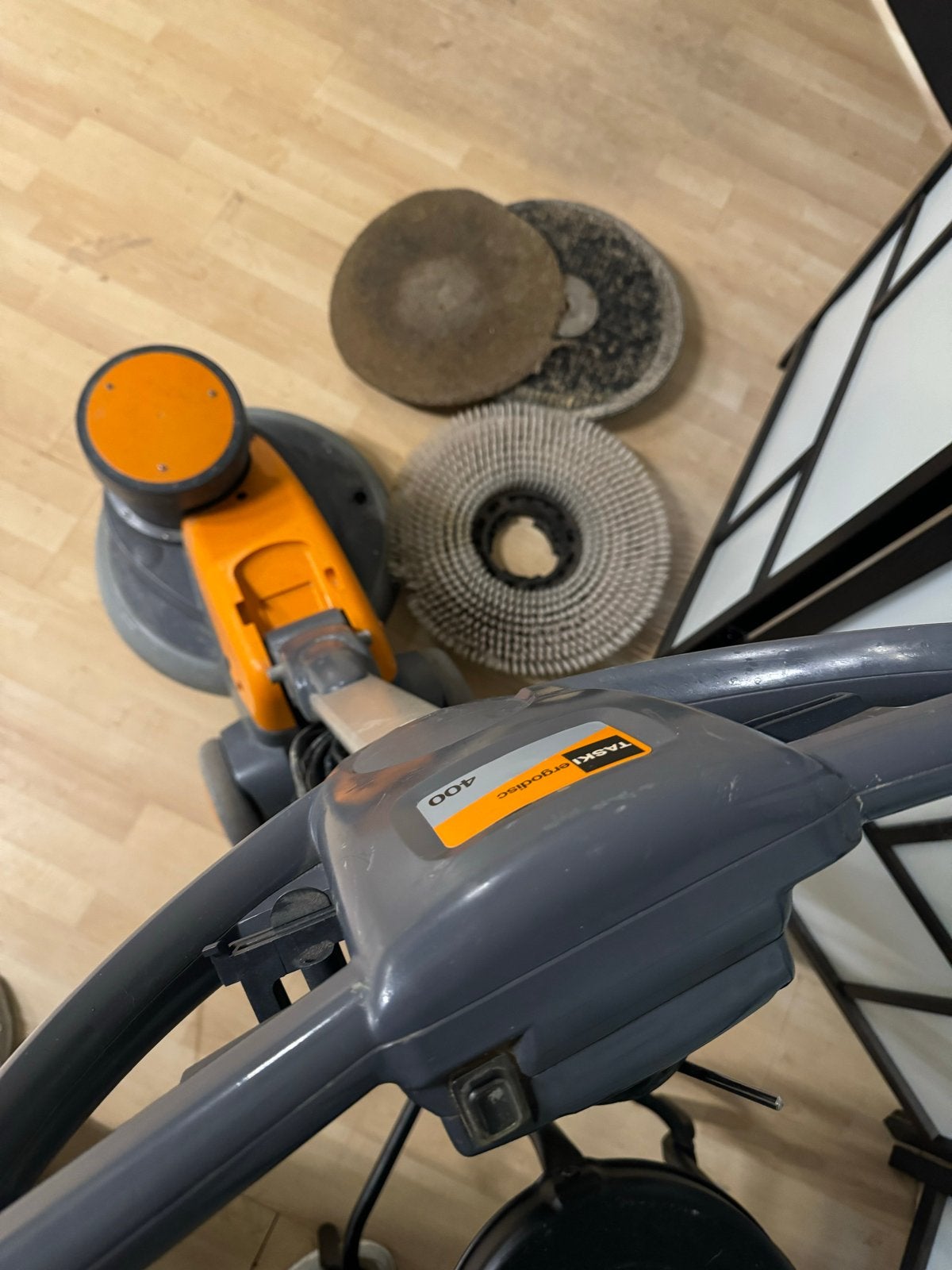 TASKI ergodisc 400 schrobmachine, Ophalen